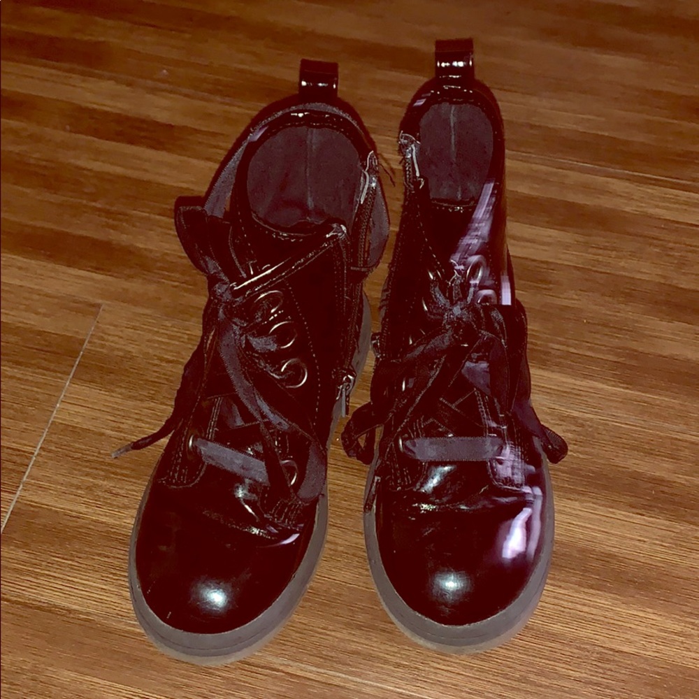 🌸Toddler girl black shiny patent boots. Size 11